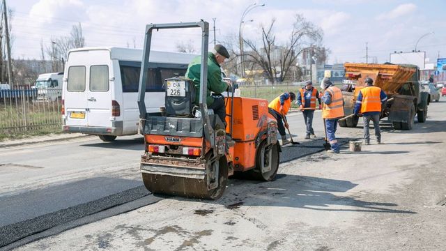 Muncitorii de la Exdrupo au început să plombeze străzile din Capitală cu asfalt rece
