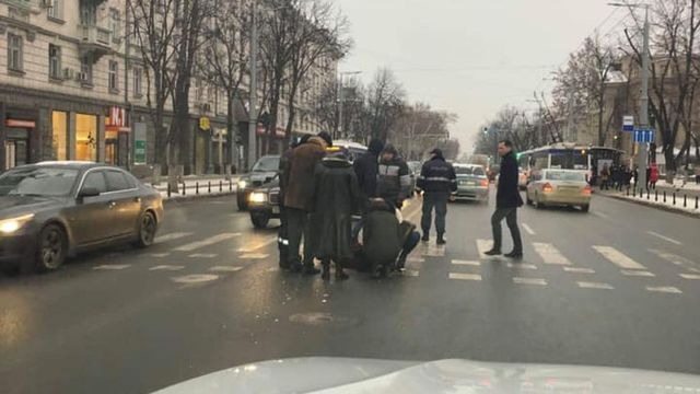 Un pieton, lovit pe trecerea din preajma Primăriei Chișinău