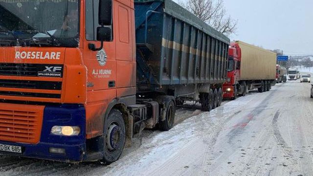 Două trasee de drum au fost închise pentru transportul de mare tonaj