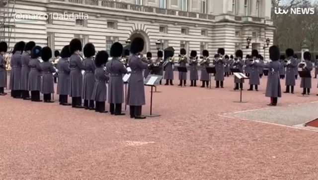 VIDEO Bohemian Rhapsody a trupei Queen, interpretată de garda regală de la Palatul Buckingham