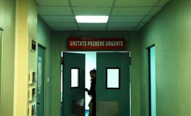 Un bărbat a intrat cu mașina în Spitalul Județean Craiova, la Urgențe, spulberând ușile