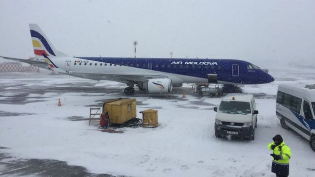 Из-за сильного снегопада задержаны некоторые авиарейсы