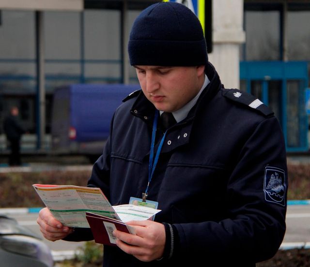Doi moldoveni riscă amenzi pentru prezentarea la frontieră a unui buletin românesc și a unui permis de conducere ucrainean false