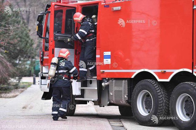 Autocar cu 22 de pasageri, între care doi minori, afectat de un incendiu în Clejani