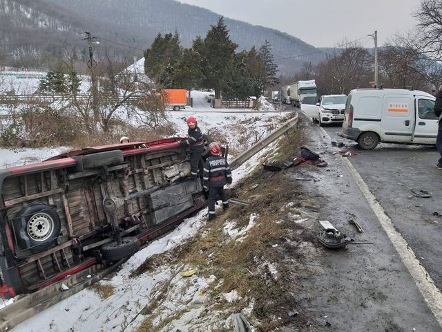 Microbuz cu nouă persoane, implicat într-un accident în Vețel din Hunedoara