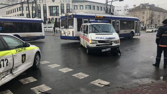 Accident pe bulevardul Ștefan cel Mare: O ambulanță s-a tamponat cu o mașină de poliție