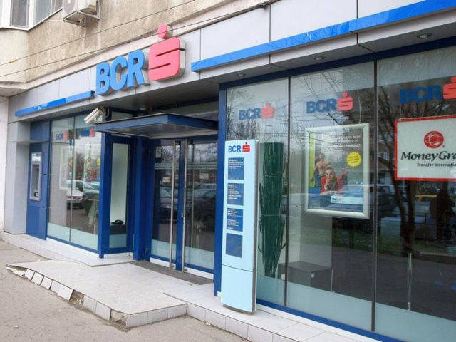 Fitch, rating negativ. Primele două bănci românești afectate