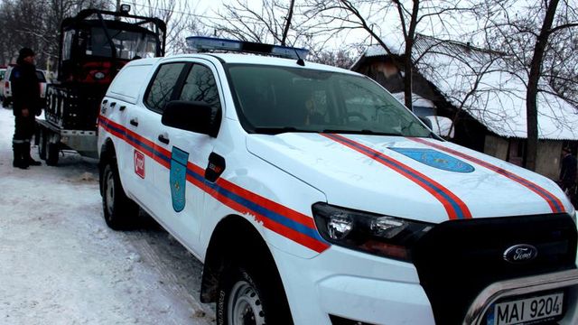 O ambulanță cu un pacient din Șoldănești și un autobuz școlar de la Soroca au fost tractați de salvatori