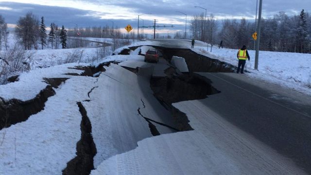 Sosea din Alaska distrusa de cutremur, reparata in doar patru zile