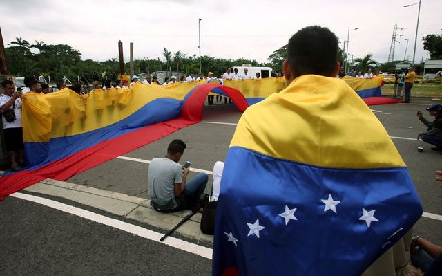 Brazília felől próbálnak segélyszállítmányt küldeni Venezuelába