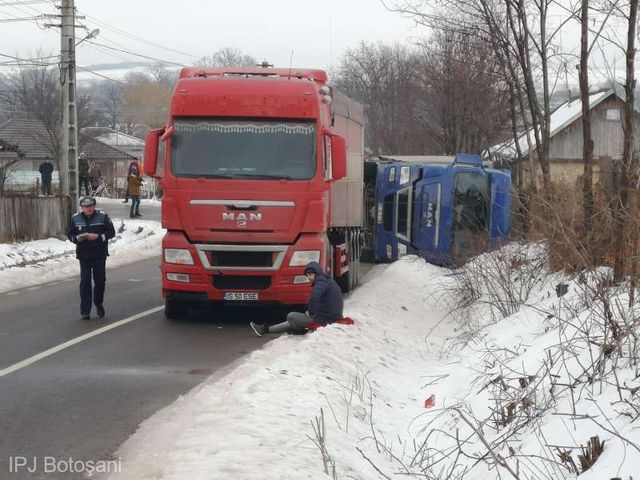 Camion răsturnat în Botoșani. Șoferul a fost grav rănit
