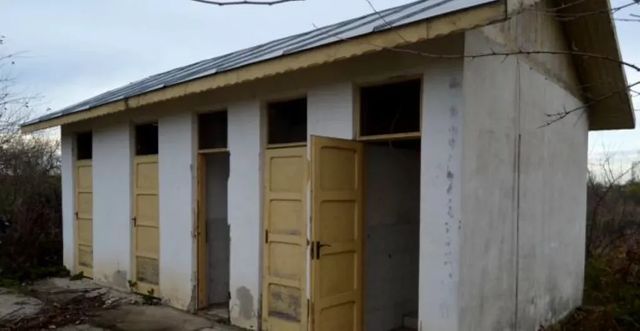 Școlile cu toalete în curte vor fi dotate cu containere cu baie