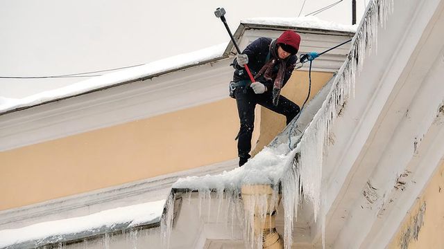 Второй ребенок пострадал от падения наледи в Петербурге