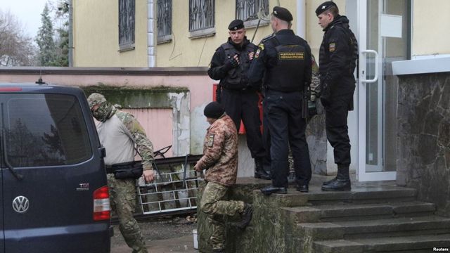 Au fost înaintate acuzații militarilor ucraineni reținuți
