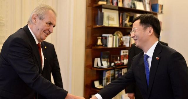 Zeman se setkal s čínským velvyslancem a zástupci Huawei