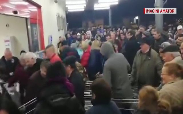 Oamenii s-au călcat în picioare într-un magazin din Baia Mare ca să prindă promoția la carne