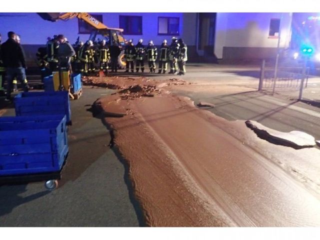 Un uriaș ''râu'' de ciocolată a inundat străzile unui oraș din Germania