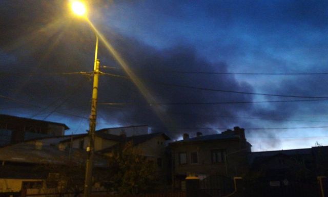Incendiul la depozitul de mase plastice din Ploiești, nestins de duminică