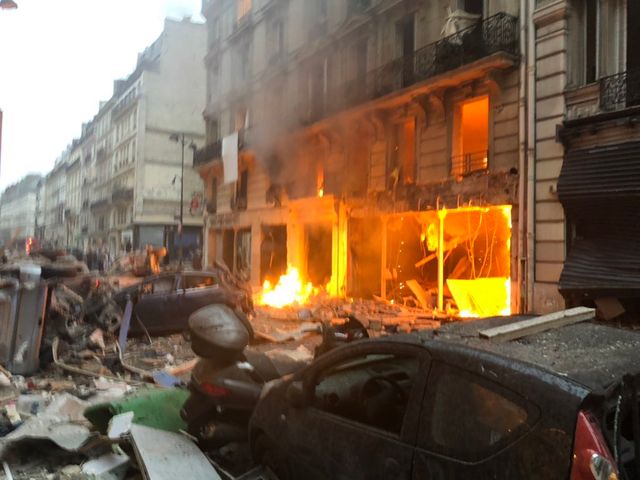 Hatalmas robbanás rázta meg Párizs belvárosát