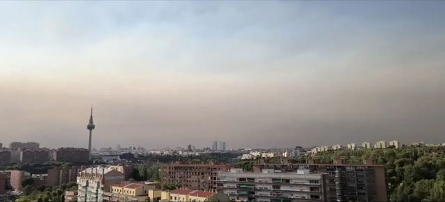 El humo y las cenizas de los incendios forestales alcanzan Madrid