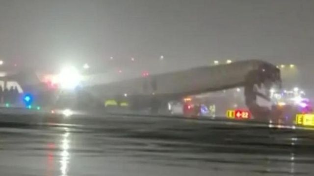 New York, collisione aereo-veicolo: chiuso aeroporto LaGuardia