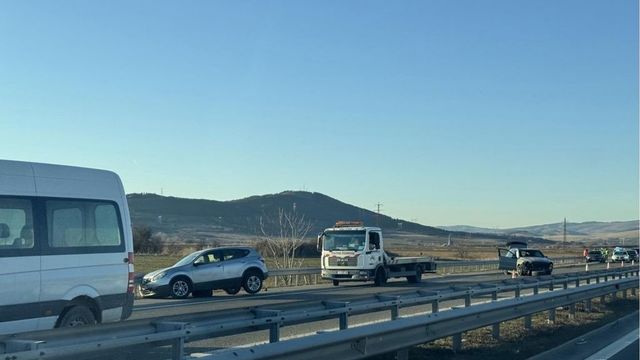 Катастрофа между тир и кола затвори временно пътя Пловдив - Садово