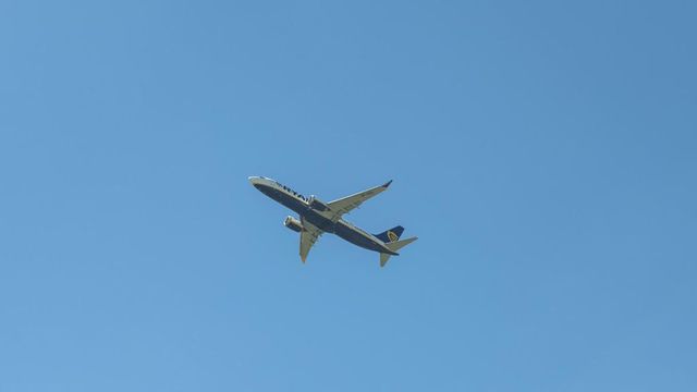 Betört az ablak egy Ryanair-gépen, egy 61 éves utas beszorult az ablaknyílásba