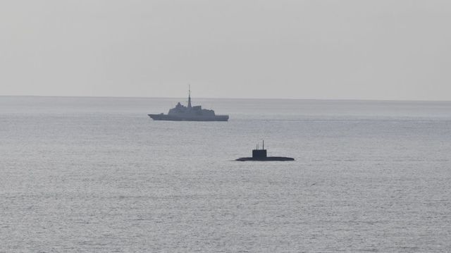 Un submarin rusesc a fost detectat și urmărit de o fregată a marinei franceze, după ce a ieșit la suprafață