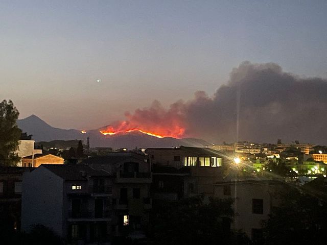 Evacuări masive în mai multe insule grecești din cauza incendiilor de vegetație