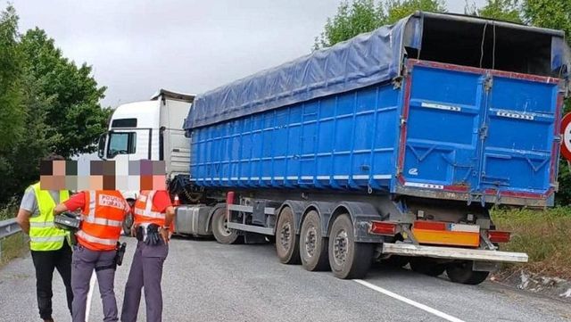 Un camionero septuplica la tasa de alcohol e invita a la Policía a cervezas