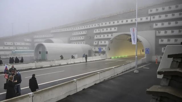 Nejdelší dálniční tunel na Slovensku zrychlí Čechům cestu do Tater