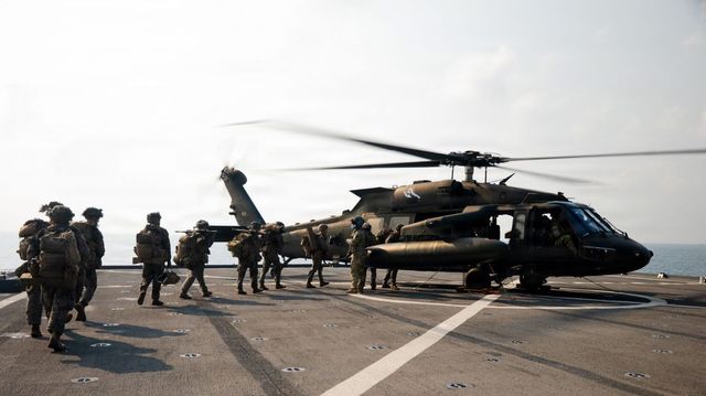 Escaladare militară: Washingtonul trimite nave de război și mii de pușcași marini în Orientul Mijlociu