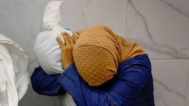World Press Photo vyhrála fotografie Palestinky držící mrtvé tělo malé dívky