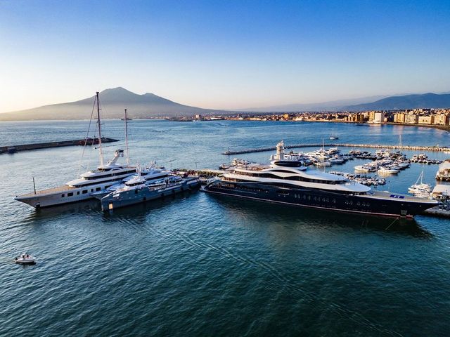 Mark Zuckerberg a Castellammare con il suo mega yacht, il regalo del sindaco per lui