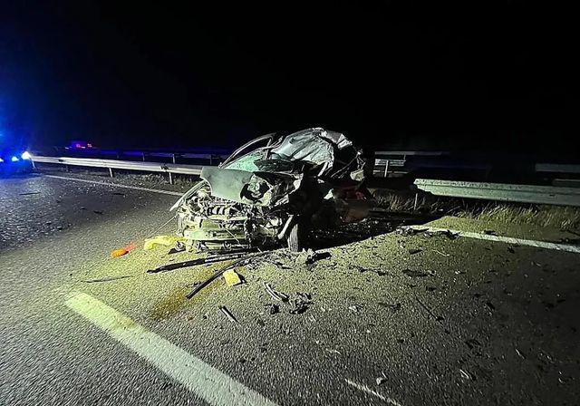 Un muerto y un herido grave en la A-5 cerca de Mérida tras un aparatoso choque frontal entre dos vehículos