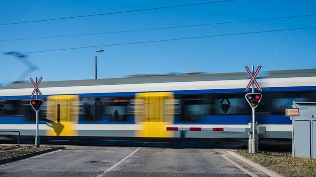 Szörnyű tragédia történt Győr közelében, édesanyát és gyermekét gázolta el a vonat Győrnél