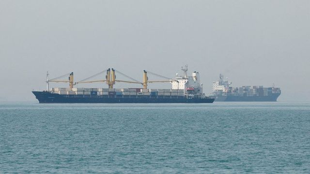 Írán naznačil návrat dopravy přes Hormuz, ropa prudce ztrácí