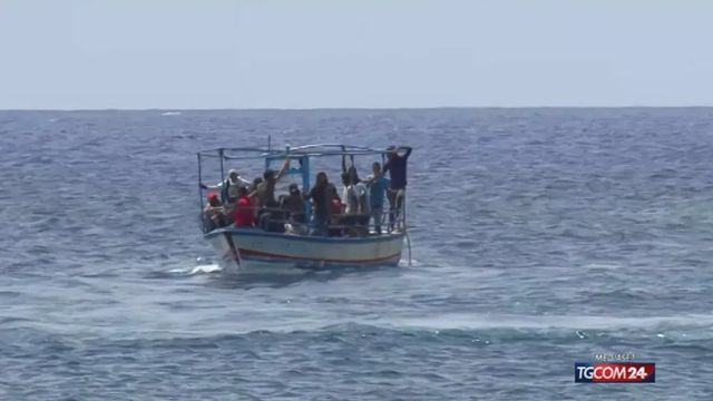 Migranti, in 34 salvati dalla Guardia Costiera durante un soccorso, ma ci sono 2 morti e un disperso