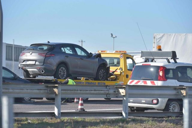 ++ Scontro fra auto vicino Roma, morti madre e figlio di 5 anni