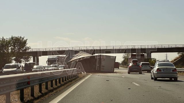 Тир скъса мантинелата на „Тракия“, движението към София е затруднено