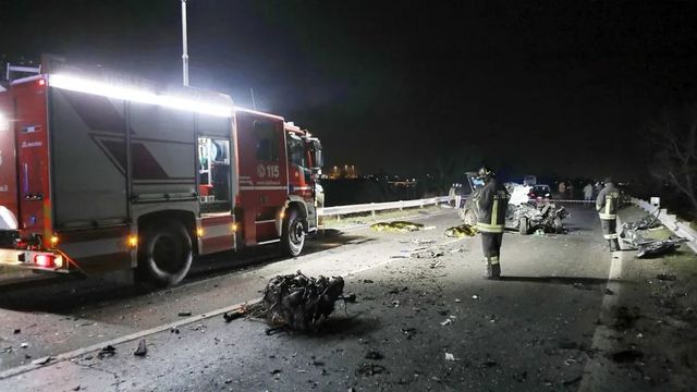 Guida senza patente e si schianta su un albero, muore un 17enne