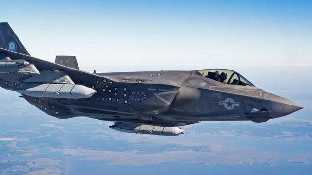 Американски военен пилот се заби в бетонна бариера вместо да излети, няма здрав на борда