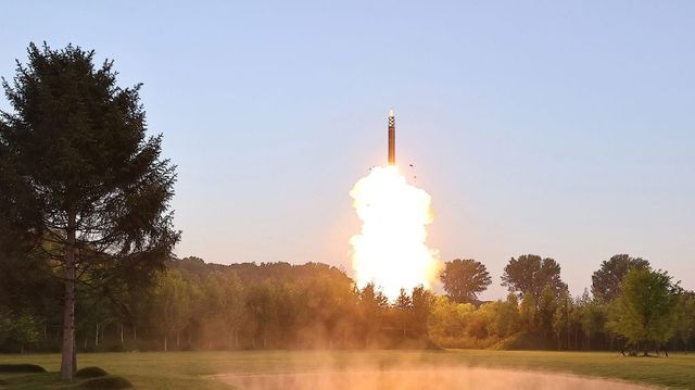 Észak-Korea újabb rakétákat lőtt ki