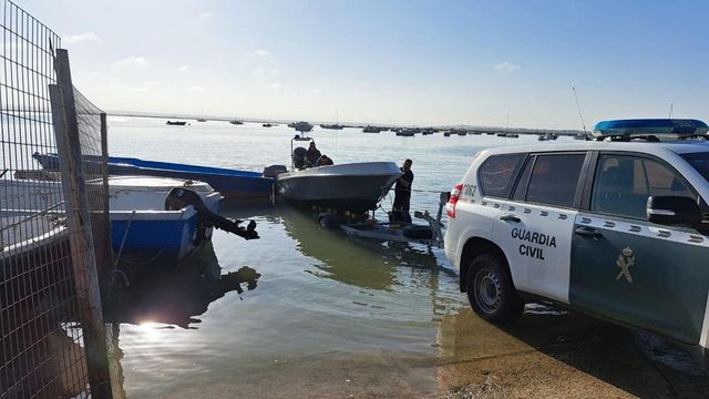 Un muerto y cuatro heridos al colisionar su narcolancha en una persecución policial en Cádiz