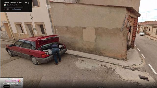 Spagna, killer scoperto un anno dopo grazie a Google Maps: immortalato mentre carica il cadavere in auto