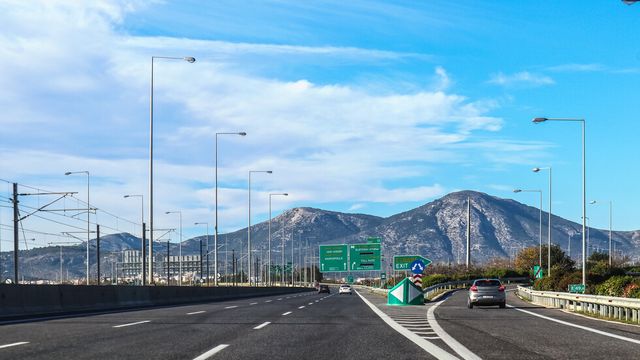 Магистрала в Гърция остава затворена за втори ден след свлачище