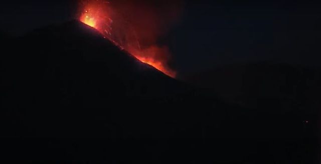 Летището в сицилианския град Катания е затворено заради изригването на вулкана Етна