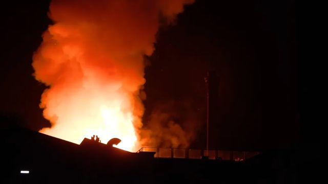 Catania, vasto incendio al polo fieristico Le Ciminiere