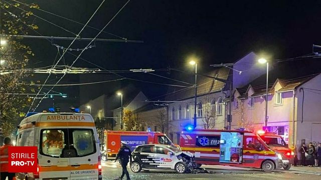 Ambulanță implicată într-un accident în centrul orașului Cluj-Napoca. Pacienta a rămas blocată