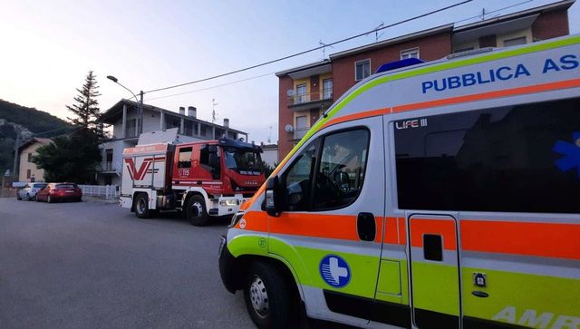 Piacenza, morto un ventenne: uomo si barrica in casa